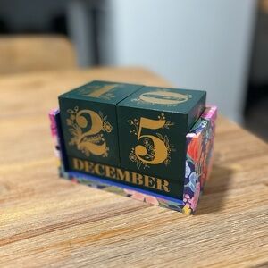 Rifle Paper Co. Perpetual Desk Calendar - Green Floral